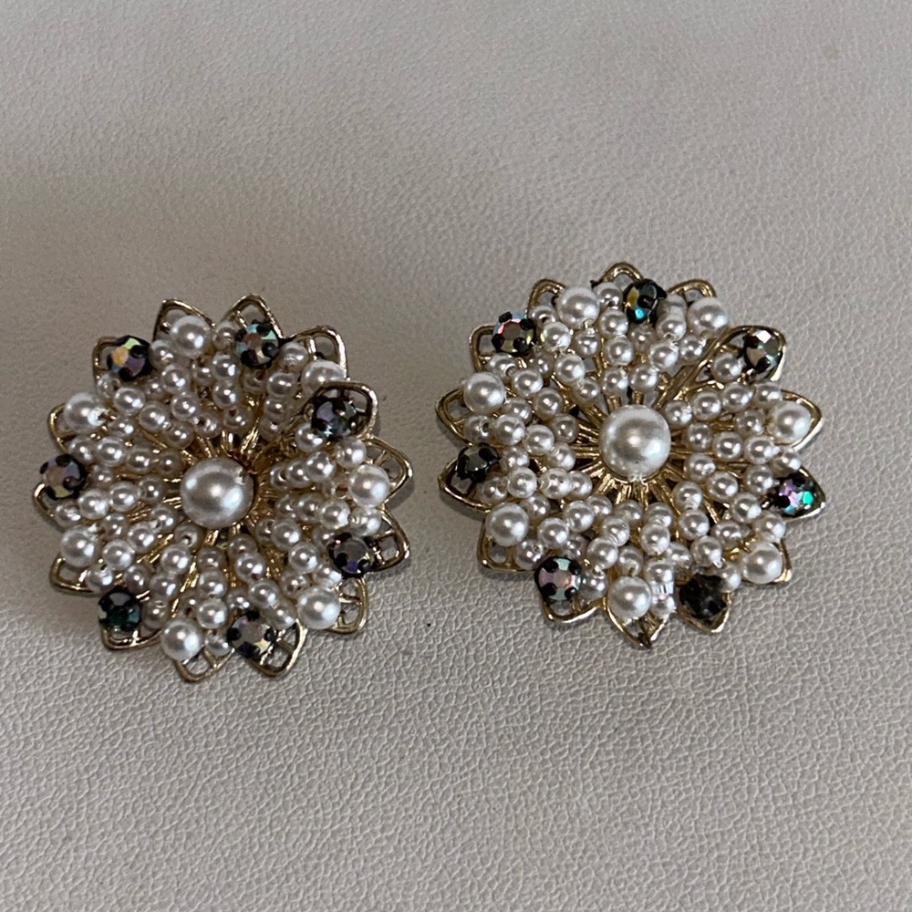Vintage Dainty Pearls & Gold Cluster Flower Clip on Earrings